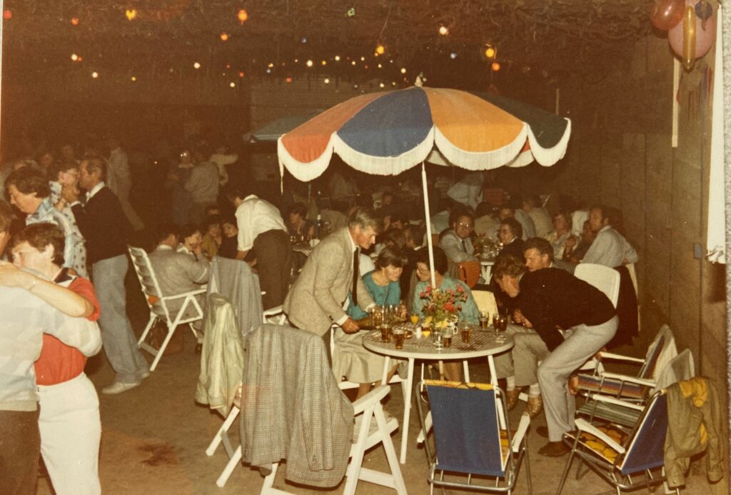 Een Reünie in de jaren 80 met mensen aan het dansen en bijpraten in Zeewolde