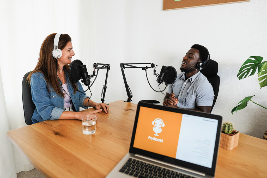 Twee personen in gesprek tijdens hun podcast