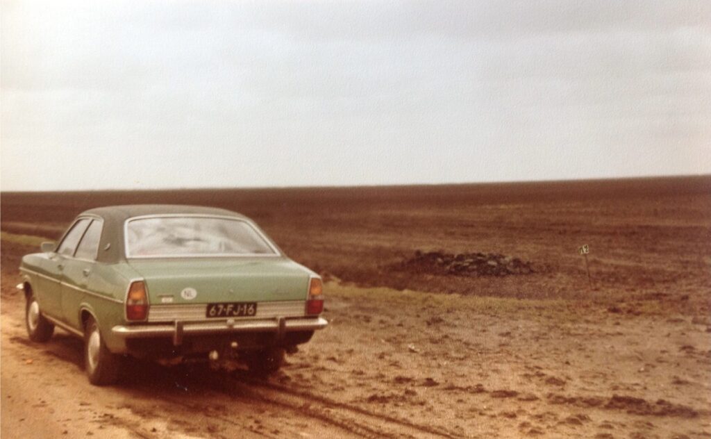 Uitzicht over het polderlandschap in 1968 in Zeewolde een kale klei vlakte